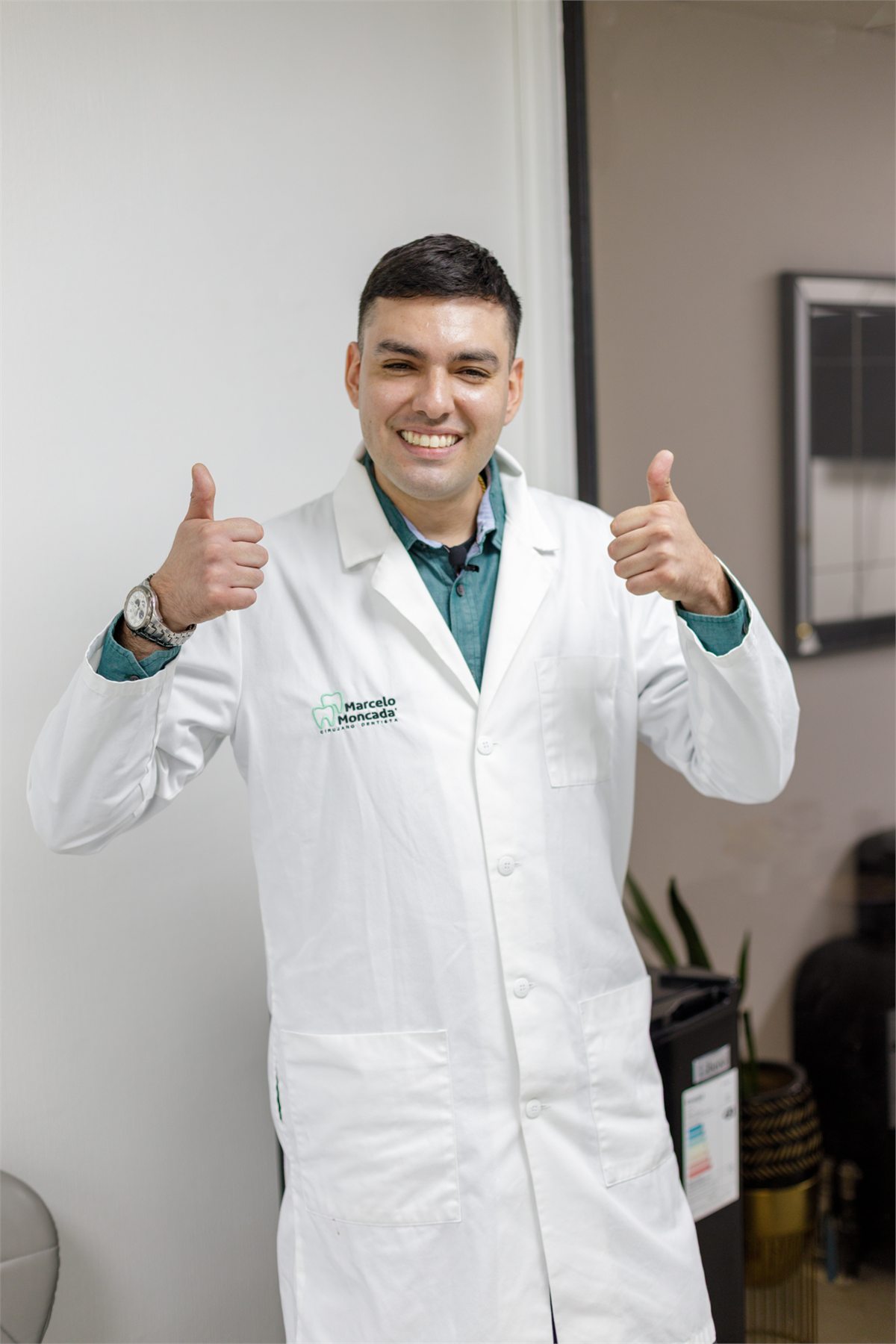 Doctor Marcelo Moncada dentro de la clínica