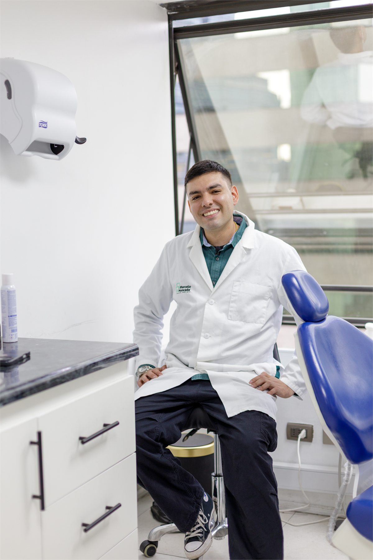 Dr. Marcelo Moncada en el box dental de Moncadent