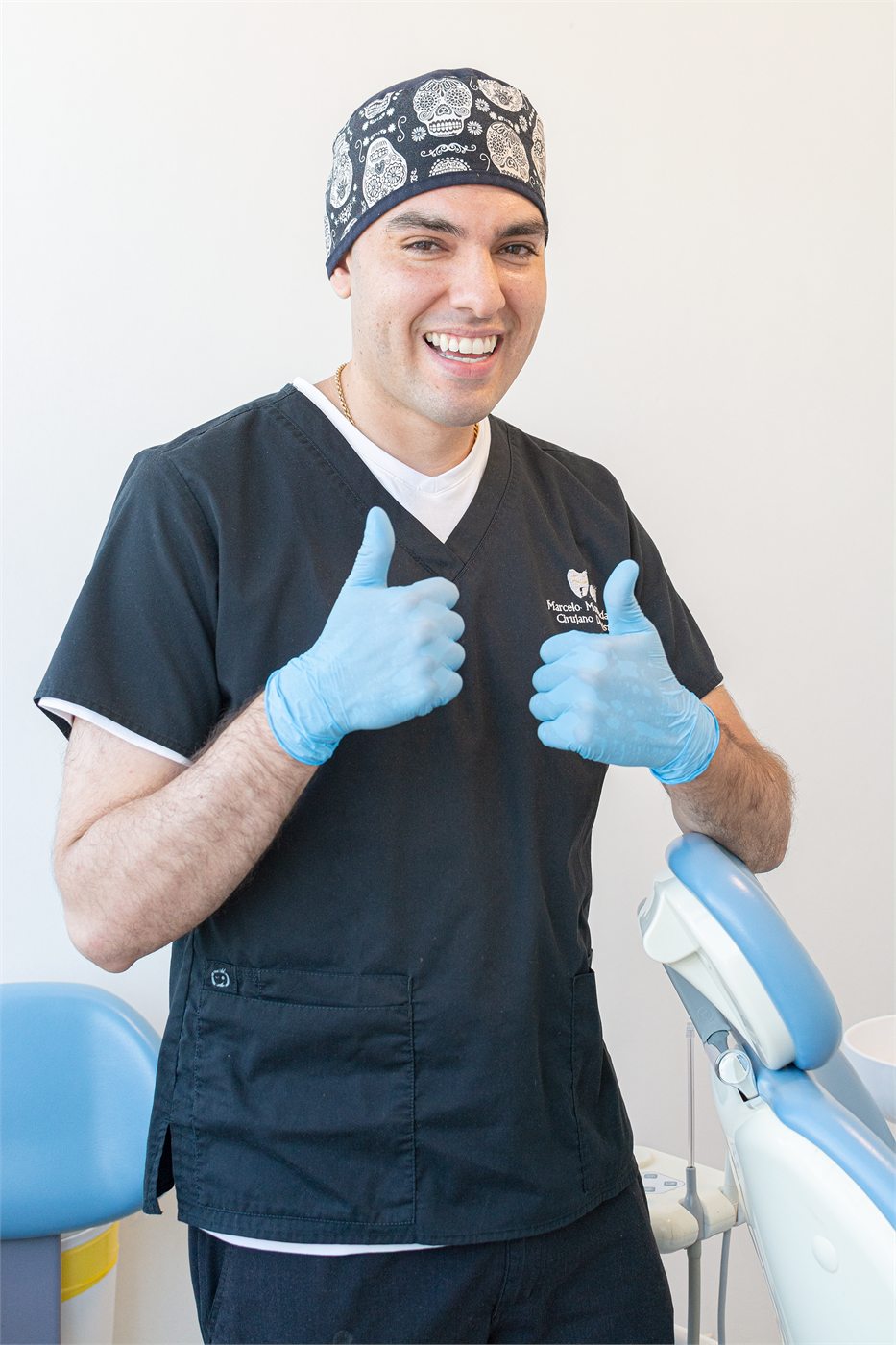 Dr. Marcelo Moncada junto al sillón dental de la clínica