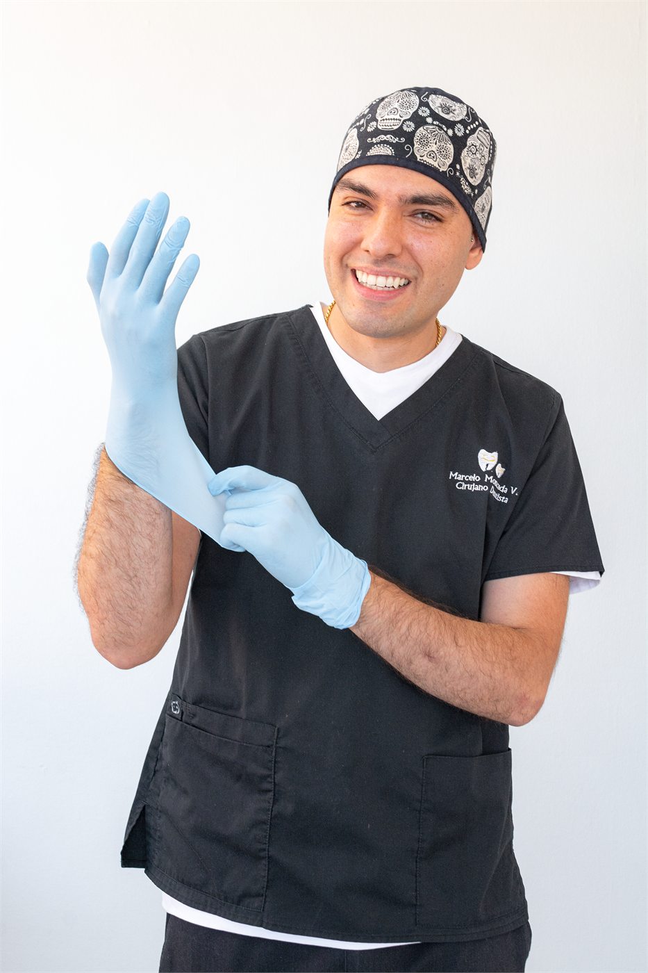 Doctor Marcelo Moncada preparándose para atender en Moncadent
